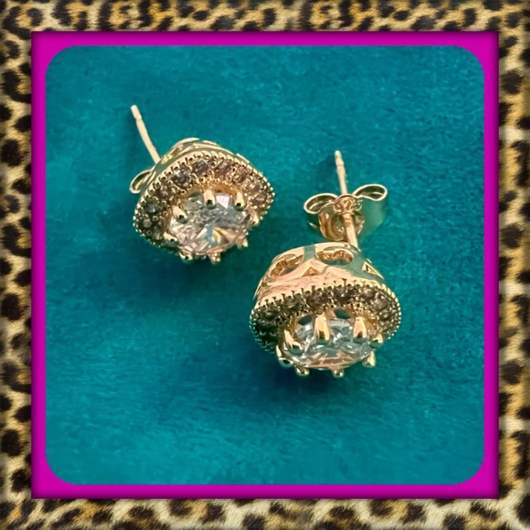 Jewelry - 👑✅PRICE FIRM✅ Elegant 14 kt Gold Plated and Silver Stud Earrings. Brand New!